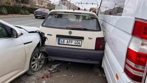 Yatağan’da Üç Araç Hasar Gördü