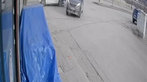 Hızını Alamayan Araç Çarpıştı