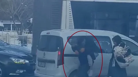 Diyarbakır'da Hastasını Sırtında Taşıyan Vatandaş