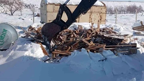 Eğil'de Okul İçin Odun Kırma Çalışması