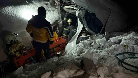 Diyarbakır'da Şarampole Devrilen Araçta Sürücü Kurtarıldı