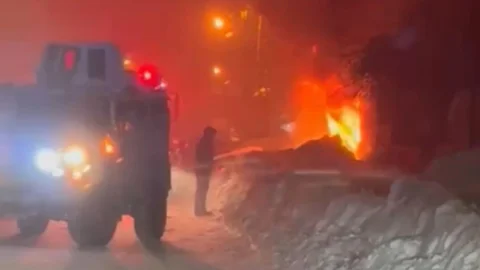 Yüksekova'da Yangın Aileyi Evsiz Bıraktı