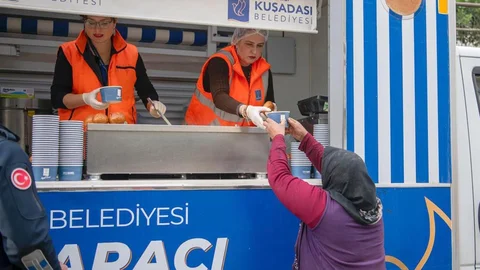 Kuşadası'nda Sıcak Çorba İkramı Başladı