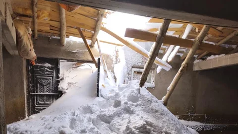 Yüksekova'da Çığ Zararları Gideriliyor