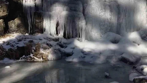 Kaz Dağları'nda Buzlu Şelale Görsel Şölen Sunuyor