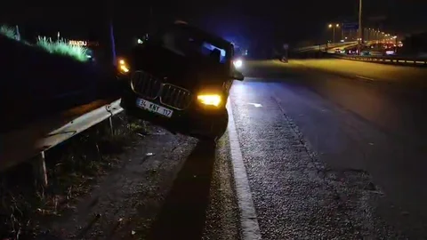Antalya'da Lüks Cip Bariyerlere Asıldı