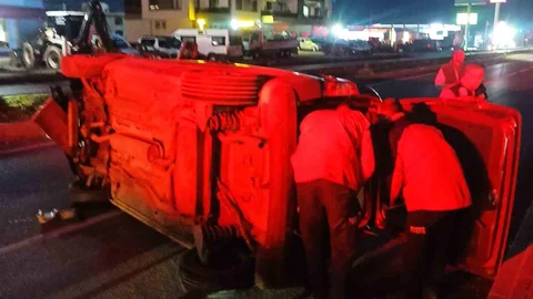 Gömeç’te Ticari Araç Devrildi