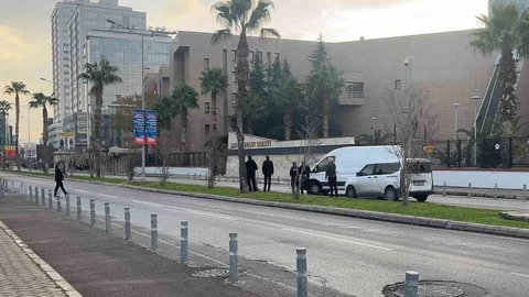 İzmir Adliyesi Önünde Şüpheli Paket Panik Yaratıyor