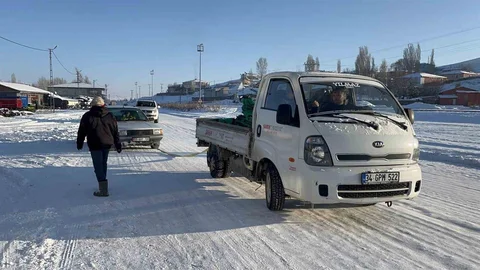 Kars’ta Araçlar Dondu, Sürücüler Zor Anlar Yaşadı