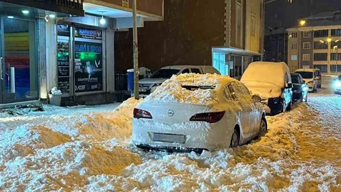 Muş'ta Çatıdan Düşen Kar Kütlesi Trafik Kazası Yüzünden Otomobile Zarar Verdi