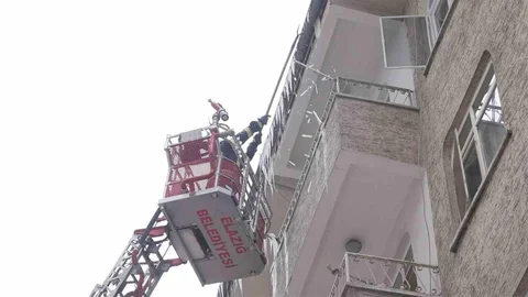 Elazığ'da Buz Sarkıtı Temizliği