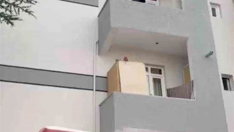 Bursa'da Balkona Kilitlenen Şahıs