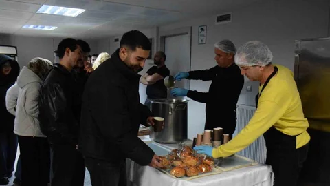 Anadolu Üniversitesi Öğrencileri İkramlardan Memnuniyet Duyuyor