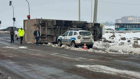 Seyir Halindeki Tır Devrildi