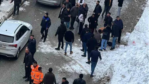 Bitlis'te Çatıdan Düşen Kar Kütlesi