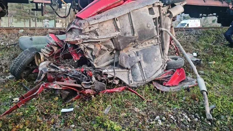 Yük Treni Otomobile Çarptı: 1 Kişi Hayatını Kaybetti