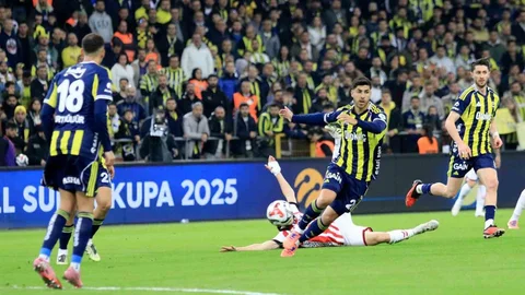 Fenerbahçe, Samsunspor'u İlk Yarıda Geride Bıraktı