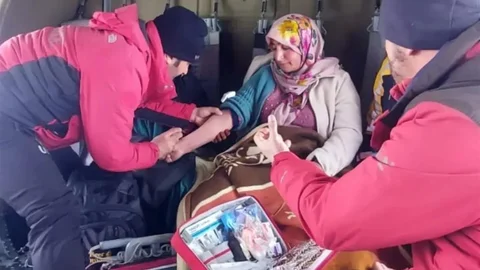 Bahçesaray'da Hamile Kadın Helikopterle Hastaneye Ulaştırıldı