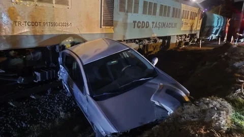 Osmaniye'de Tren ve Otomobil Çarpıştı