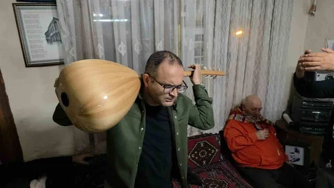 Görme Engelli Sanatçı Kütahya'da Saz Çalıyor