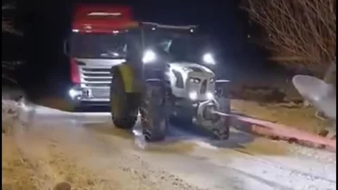 Elazığ'da Yolda Kalan Tır Kurtarıldı