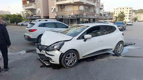 Antalya'da Kavşakta Otomobil Çarpışması