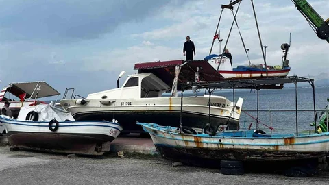 Dikili'de Balıkçı Tekneleri Karaya Alındı