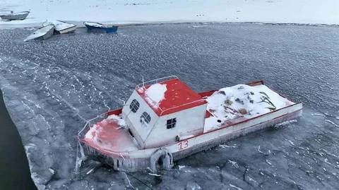Nazik Gölü'nde Buzlu Manzara