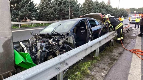 Kocaeli'de Otomobil Bariyere Çarptı