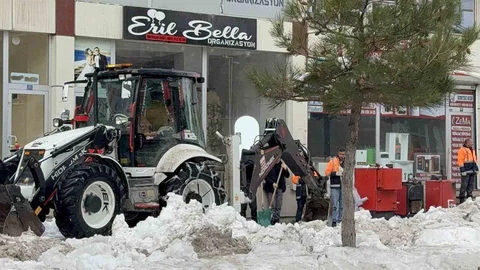 Bitlis'te Kar Kütlesi Altında Kalan Genç Kız Defnedildi