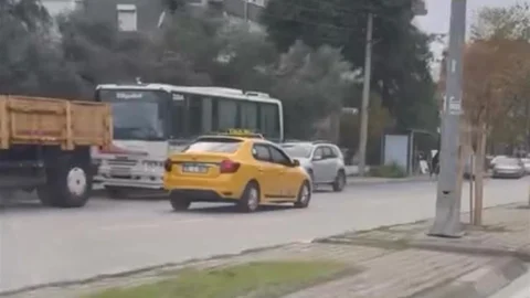 İzmir'de Ters Yolda Giden Taksiye Ceza Kesildi