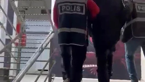 İzmir'de Hükümlü Hurda Araçta Yakalandı