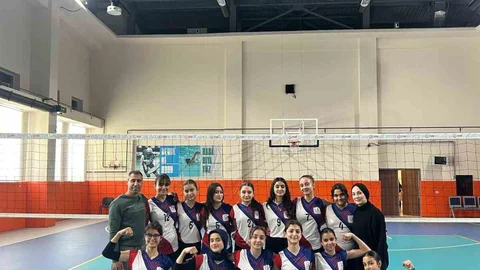 Selahaddin Eyyubi Ortaokulu Voleybolda Başarıya İmza Attı