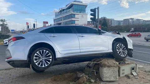 Turgutlu'da Otomobil Refüje Çıktı