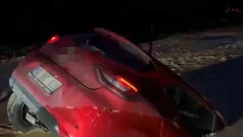 Bursa'da Otomobil Bataklığa Saplandı