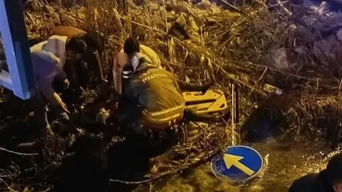 Minibüsle Çarpışan Motosiklet Su Kanalına Devrildi