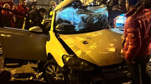 Okan Merzeci'de Otomobil Ağaç ve Direği Biçti: Sürücü Araç İçinde Sıkıştı!