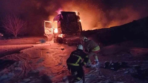 Alevlere Kapılan Tır Kullanılamaz Hale Geldi