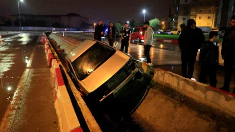 Antalya'da Kanala Düşen Otomobilin Sürücüsü Sağ Salim Kurtuldu