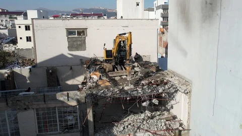 Adıyaman'da Binalar Kontrollü Yıkılıyor