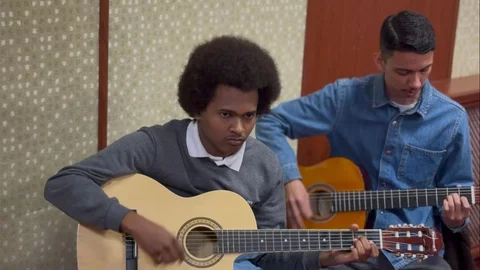 Bilecik'te Gitar ve Bağlama Kursları Devam Ediyor