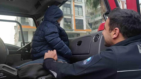 Küçük Çocuk Balkonda Mahsur Kaldı