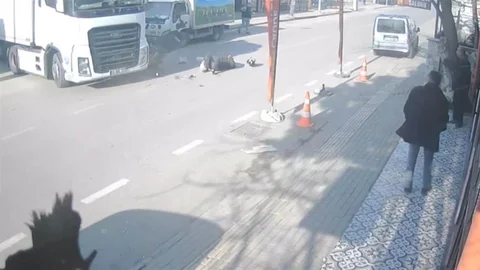 Bursa'da Motokurye Tıra Çarptı