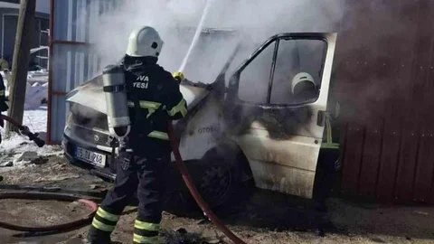 Suluova’da Park Halinde Kamyonet Yandı