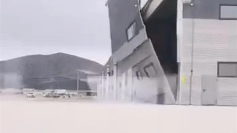 Kütahya’da Rüzgar Fabrikanın Duvarını Yıktı