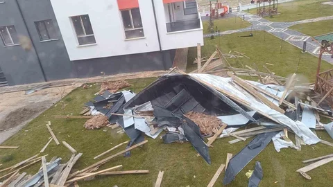 Eskişehir'de Fırtına Çatı Uçurdu