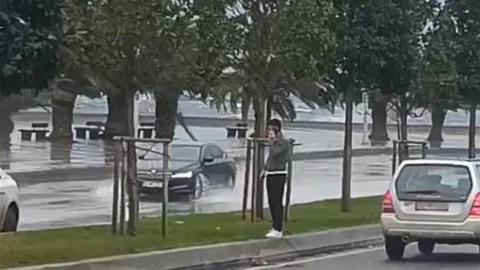 Pendik'te Fırtına Denizi Sahil Yoluna Taşırdı