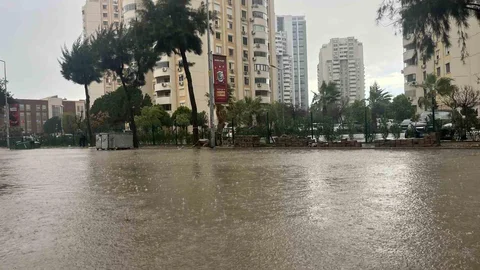 İzmir'de Sağanak ve Fırtına Etkili Oldu