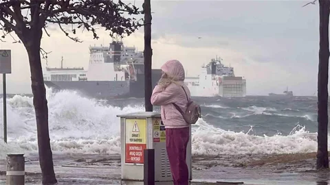 Fatih'te Lodos Sebebiyle Denizle Kara Birleşti