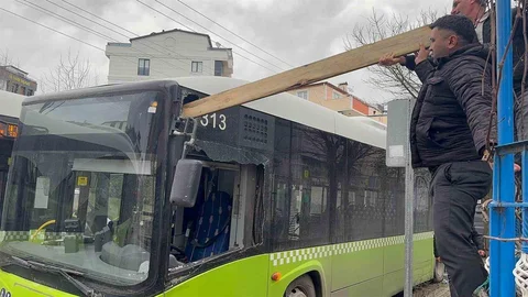Kocaeli'de Fırtına Otobüse Kereste Düşürdü